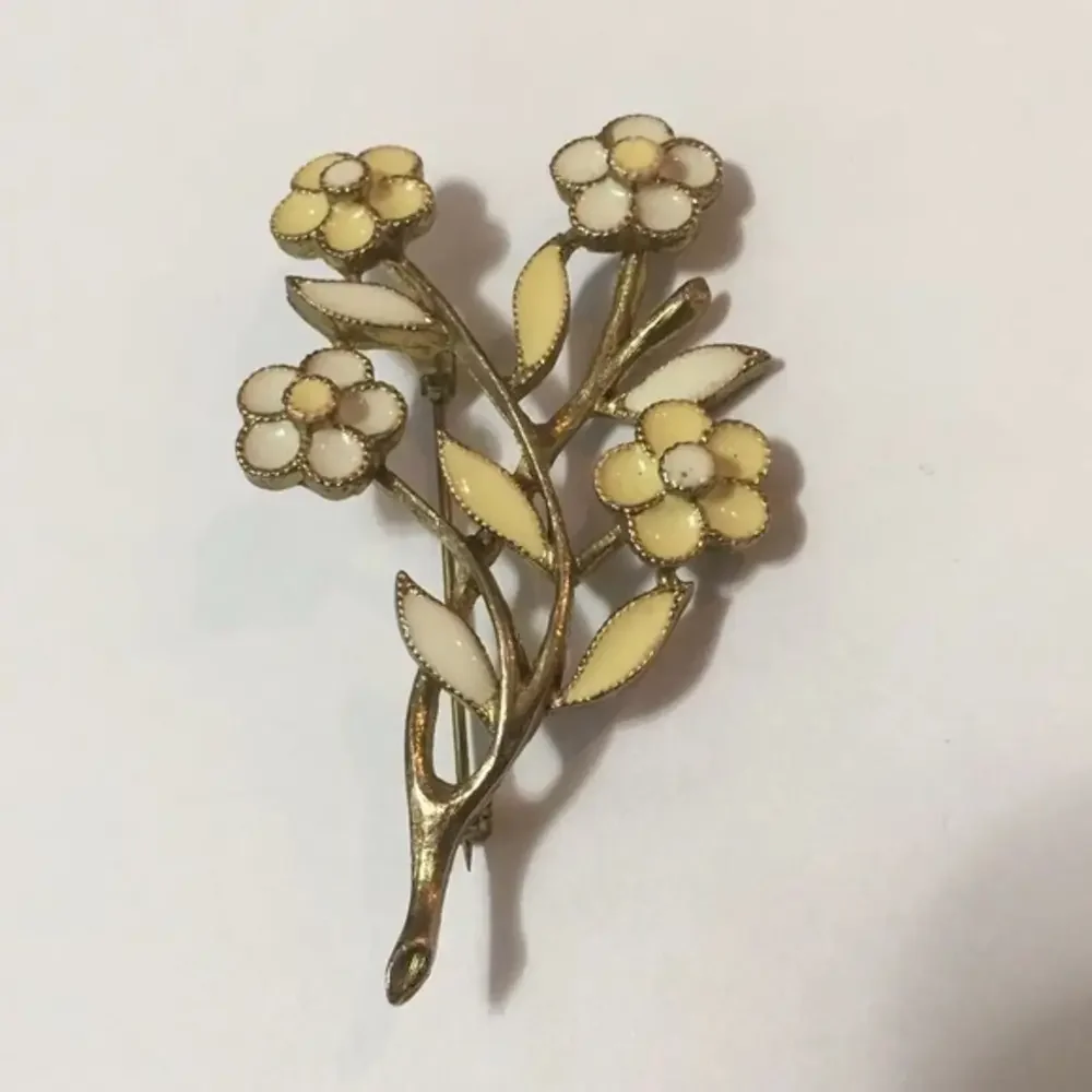 Vintage Gold Tone‎ Yellow White Flower Pin Scarf Brooch 2.5